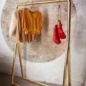 Chubby clothing rack with hangers brass - Image 5