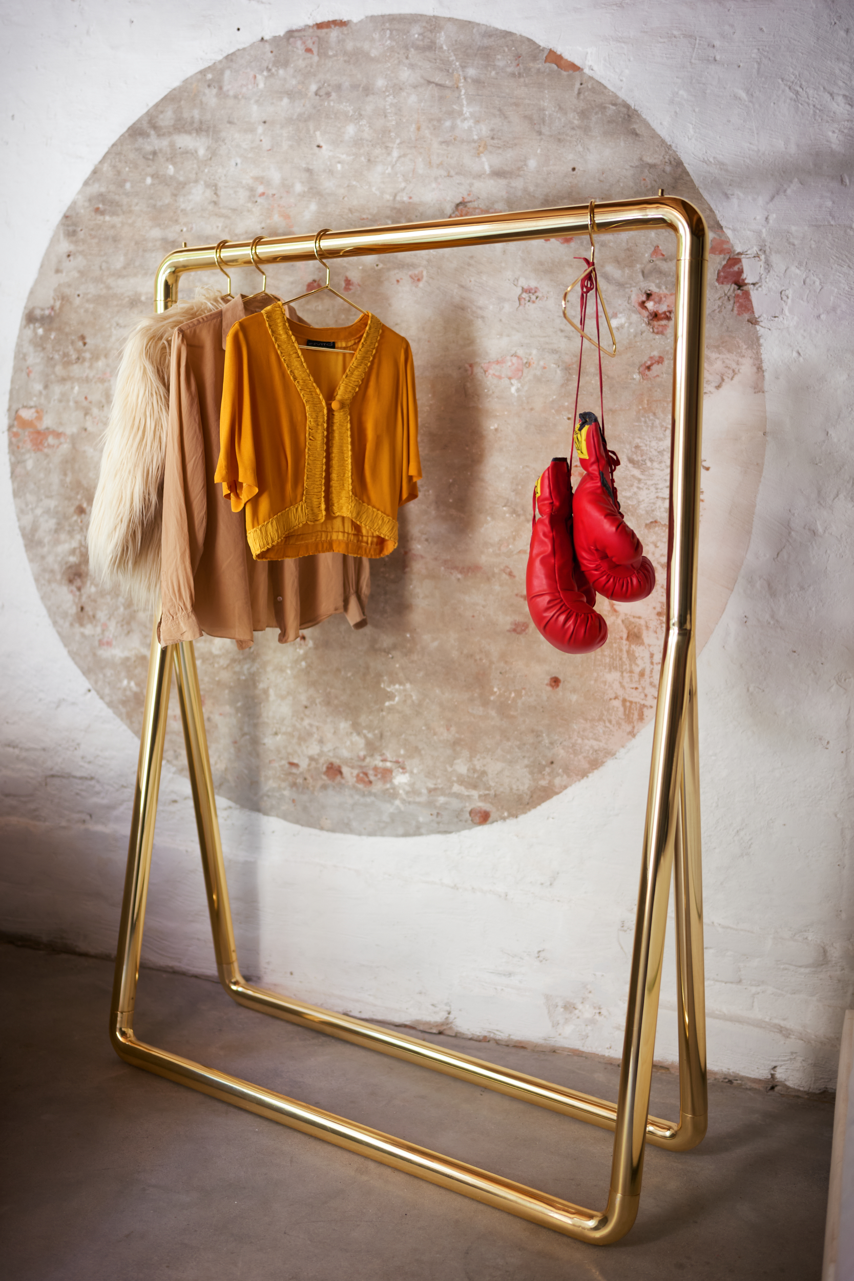 Chubby clothing rack with hangers brass - Image 5